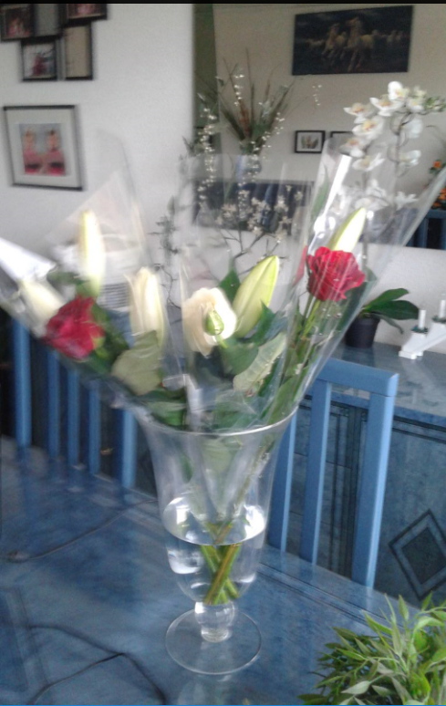 Bouquet 3 lys blancs et 2 roses rouges et 1 rose blanche