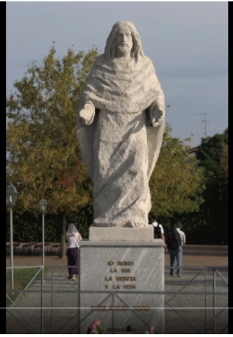La statue de jesus christ du sacre coeur de la sainte trinite a san damiano