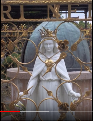 La statue de l apparition de marie mere de jesus christ dieu fait homme de la sainte trinite du sacre coeur